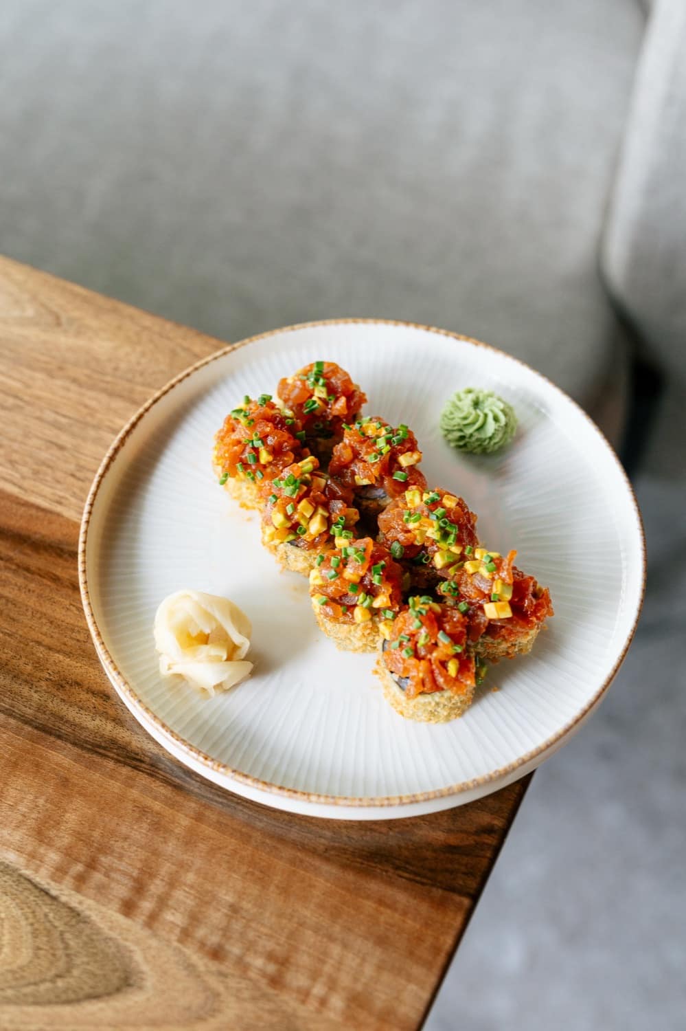 Uramaki tempura tatar z łososia